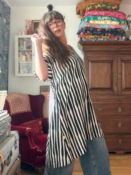 Oversized klänning i randigt svartvitt