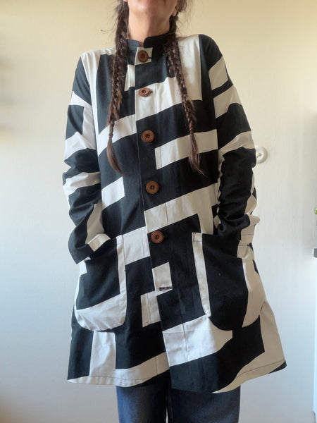 Kappa i återbrukad bomull, svartvit. Stl M