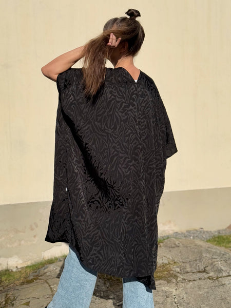 Sjok / kaftan med knappar & i svart jacquard