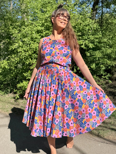 Ärmlös blus med färgglada blommor
