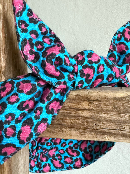 Hårband i turkos & cerise leopardmönster