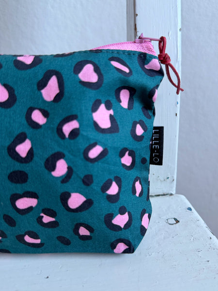 Necessär i blågrönt & rosa leopardmönster