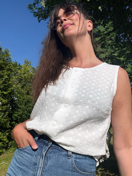 Ärmlös blus i vit brodyr