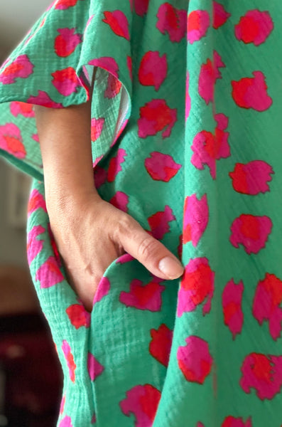 Sjok / kaftan i grönt & cerise leopardmönster