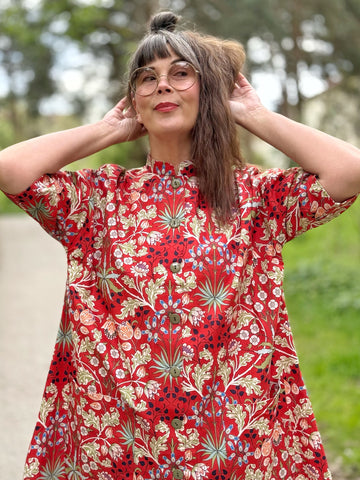 Städrock i vackert rött mönster