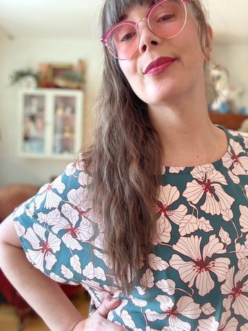 Boxig blus i petrol med blommor