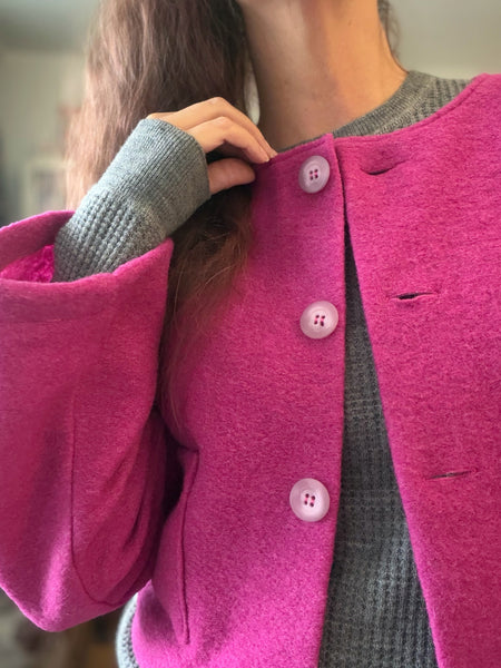 Kort enfärgad jacka i cerise ull