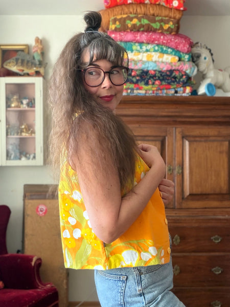 Ärmlös blus i lejongult vintagetyg