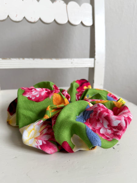Scrunshie limegrön med blommor