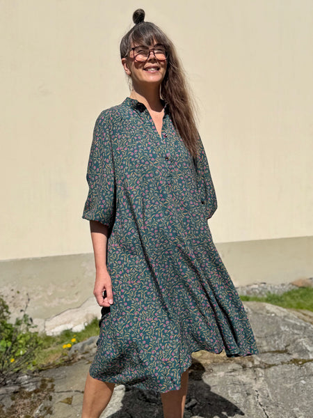 Vid klänning mörkgrön med små blommor