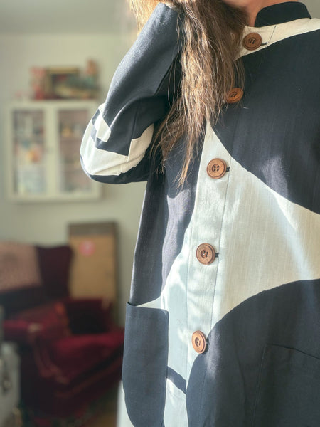 Kappa i återbrukat svartvitt tyg. Stl L