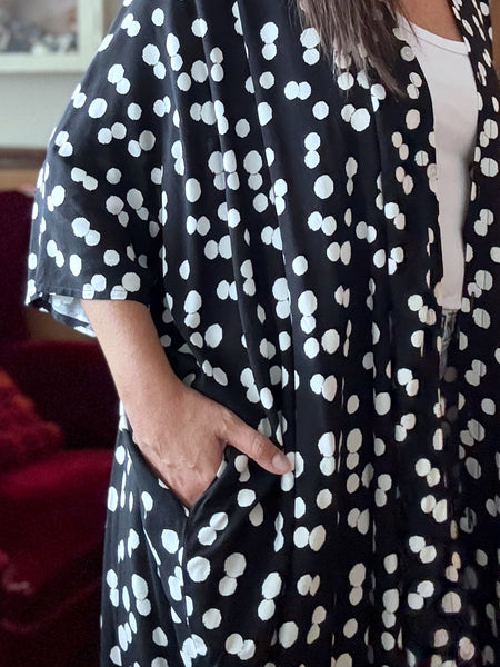 Sjok / kaftan med knappar hela vägen. Svart med vita prickar