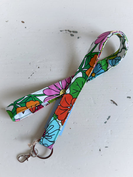 Nyckelband vitt med blommor