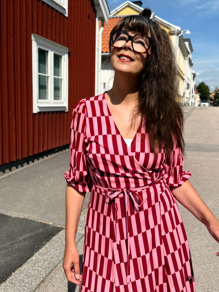 Omlottklänning i rosa & rött grafiskt mönster