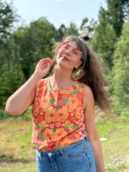 Ärmlös blus i färgglatt vintagetyg