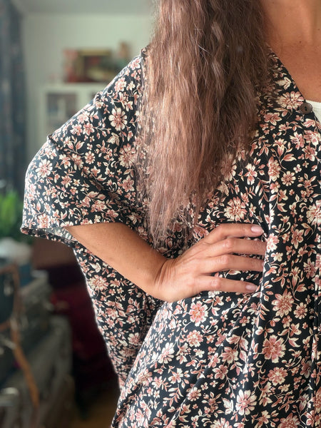 Sjok / kaftan med knappar, svart med blommor