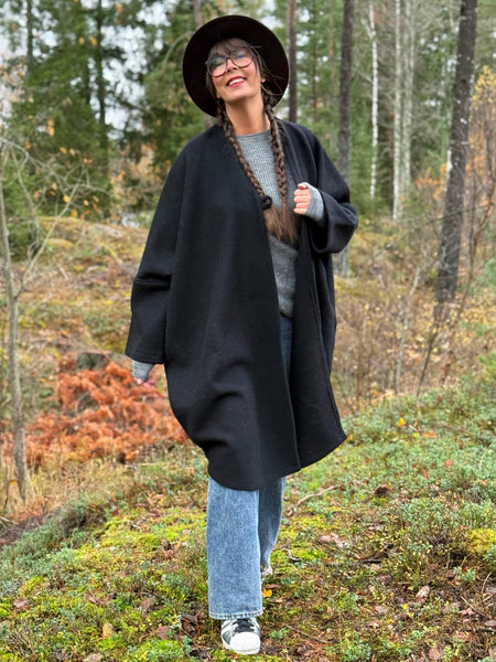 Svart ullkappa i kaftanmodell