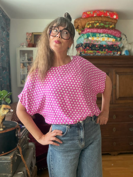Blus cerise med prickar