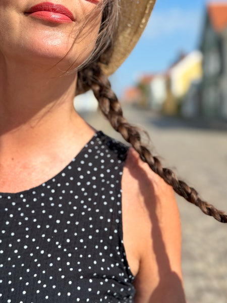 Ärmlös blus, svart med vita prickar