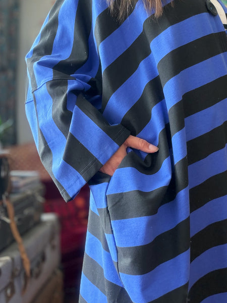 Gos-sjok / kaftan i collagetyg, svart & blårandigt