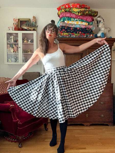 Rundskuren kjol i svart & vit rutigt bomull