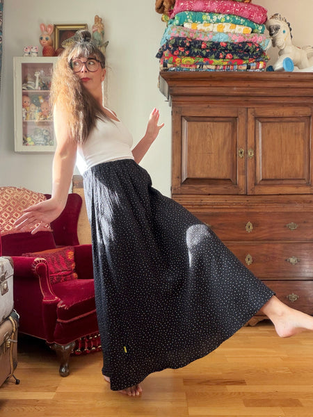 Långkjol i med resår & fickor, svart med vita prickar