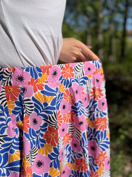 Vid kjol i blommig bomull
