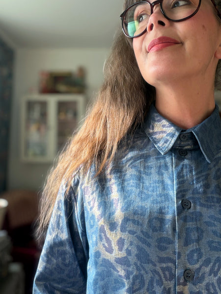 Skjorta i skimrande leopardmönster