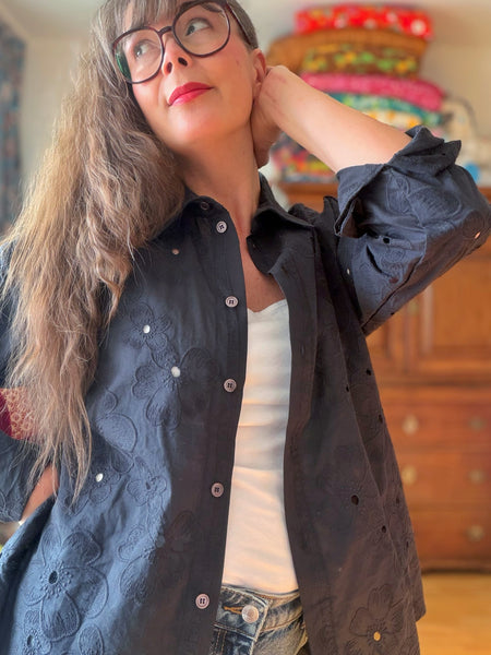 Skjorta i svart brodyr