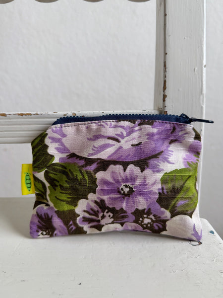 Börs med stora lila blommor