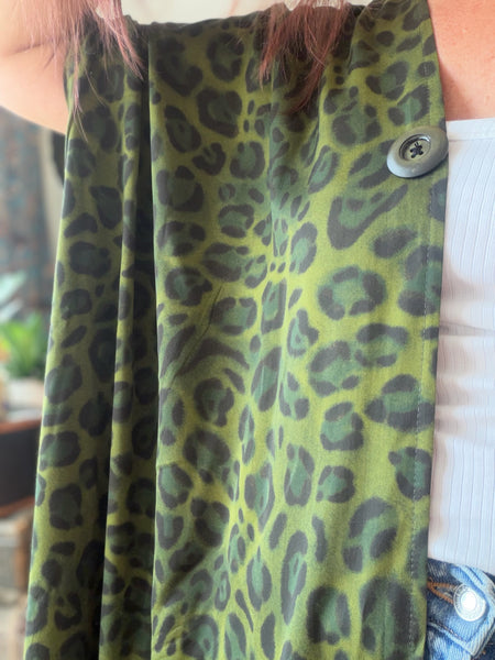Sjok / kaftan i grönt leopardmönster