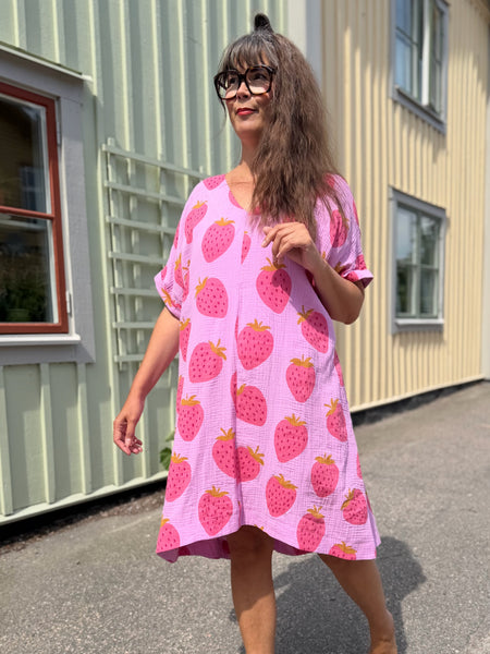 A-formad klänning / tunika i mjuk bomull med jordgubbar