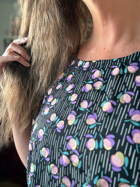 Blus i boxig modell med mönster i lila & guld