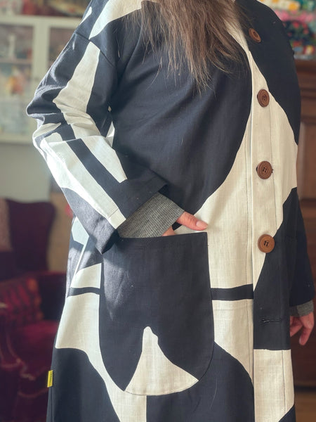 Kappa i återbrukat svartvitt tyg. Stl L