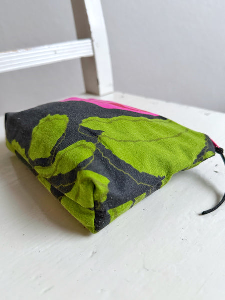 Necessär med cerise blomma