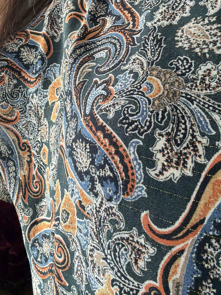 Boxig blus i grön paisley med guld