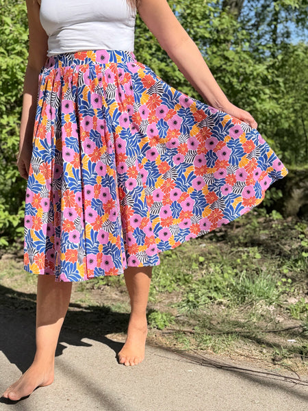 Vid kjol i blommig bomull