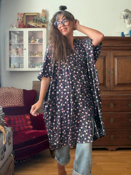 Sjok / kaftan med knappar, svart med lila & guld
