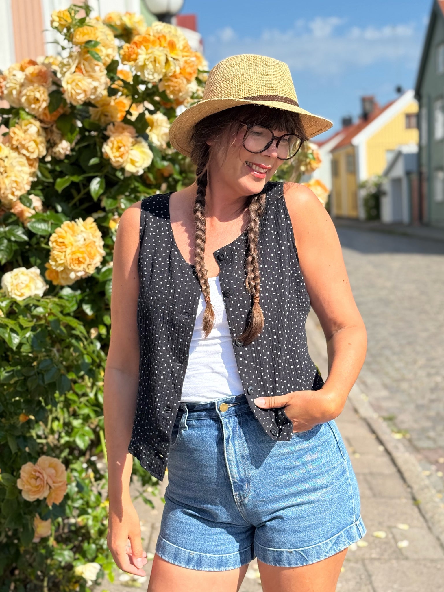 Ärmlös blus, svart med vita prickar
