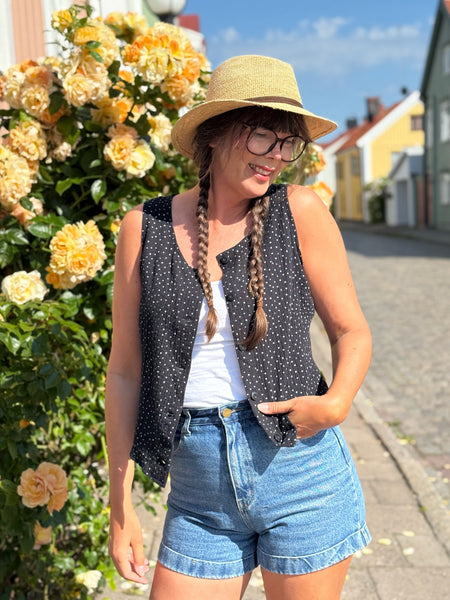 Ärmlös blus, svart med vita prickar