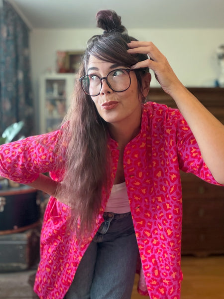 Städrock i bomullsmuslin med rosa leopardmönster