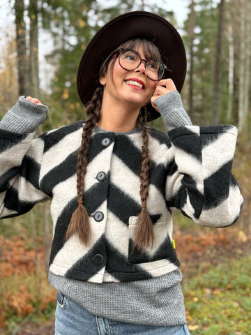Kort jacka i svartvit mjuk ullmix