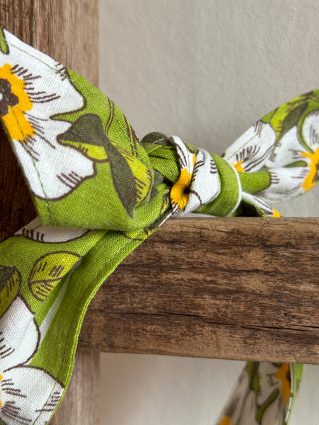 Hårband grönt med blommor