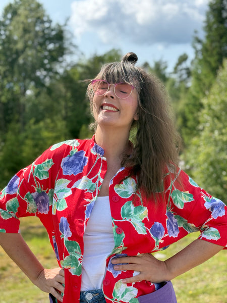 Städrock i återbrukat rött med lila rosor.