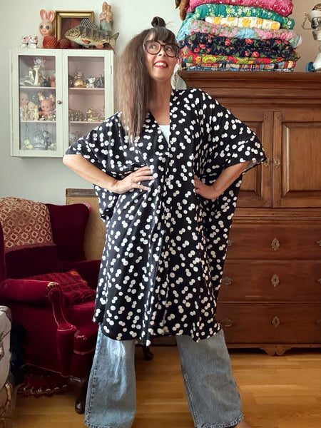 Sjok / kaftan med knappar hela vägen. Svart med vita prickar