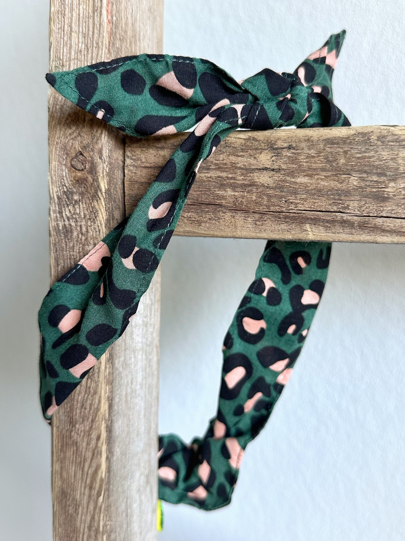 Hårband grönt leopardmönster