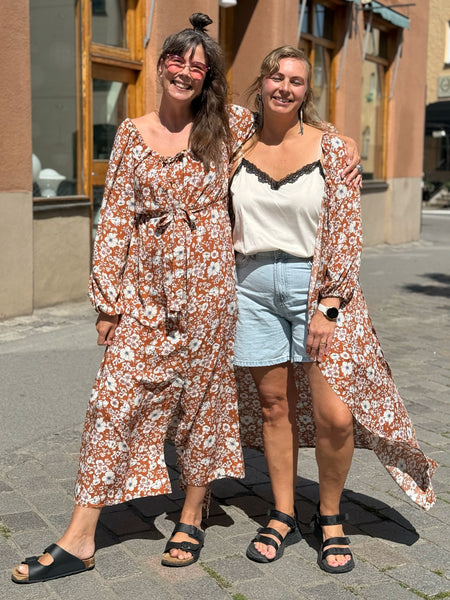 Långklänning i rost med blommor