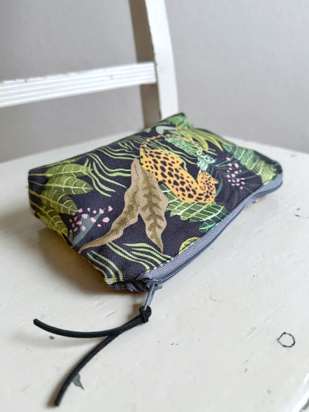 Necessär med leoparder