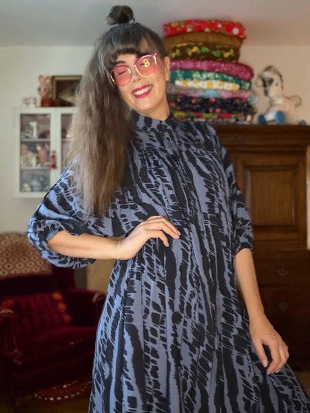 Vid klänning i blått & svart