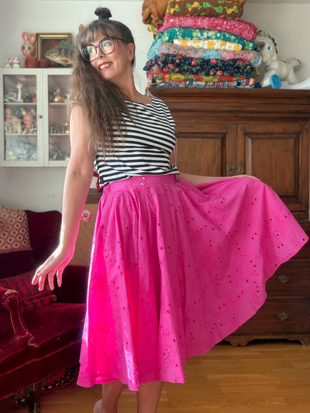 Vid kjol i cerise brodyr